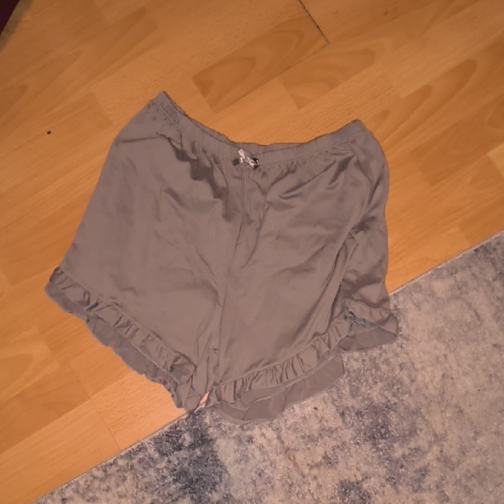 Mia & Tess | Women's Gray Ruffle Hem Shorts